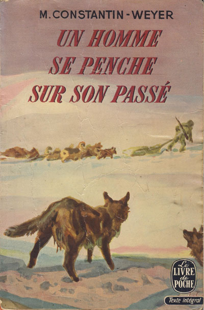 Un homme se penche sur son passé